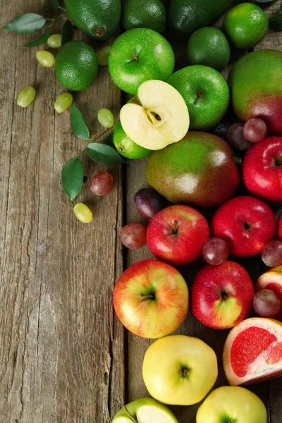 Ahşap arkaplanda meyveler — Stok fotoğraf