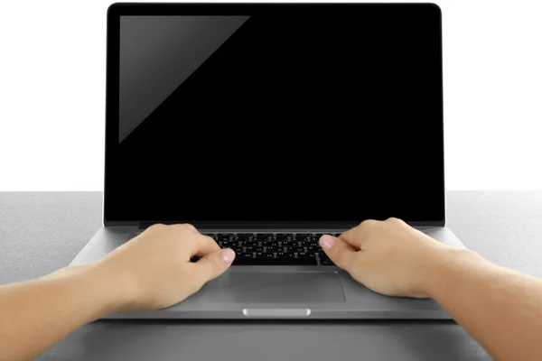 Vrouwelijke handen die op laptop werkt — Stockfoto