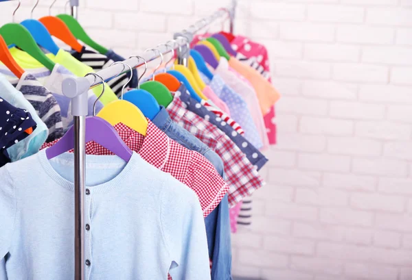 Dětské oblečení na ramínkách — Stock fotografie