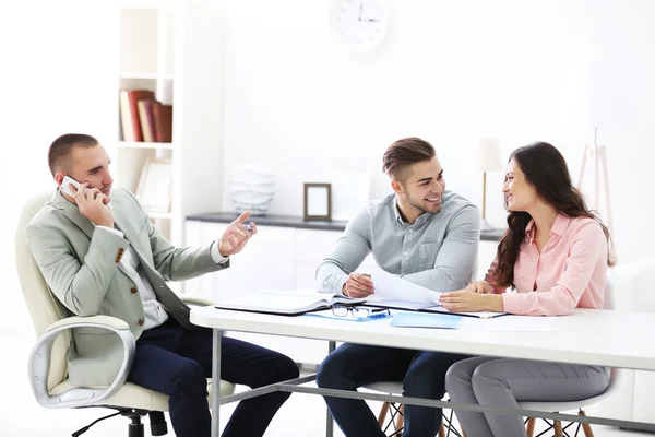 Happy family with estate agent — Stock Photo, Image