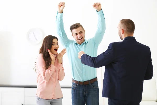 Makler übergibt Schlüssel an Paar — Stockfoto