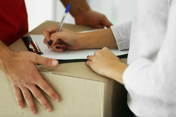 Mujer firma recibo de entrega — Foto de Stock