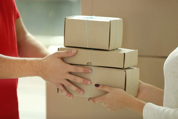 Concepto de entrega. Paquete de recepción . — Foto de Stock