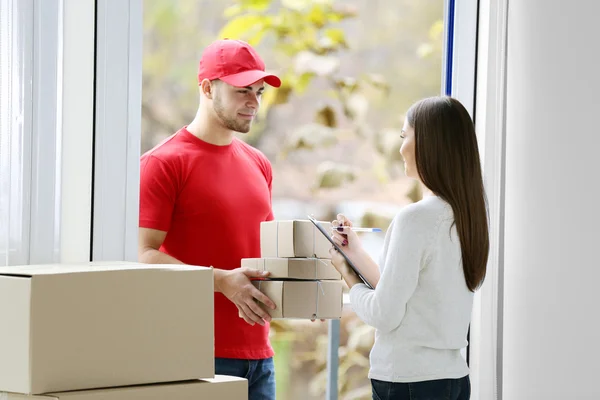 Jonge vrouw en levering man — Stockfoto