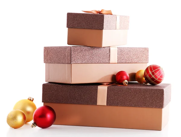 Beaux cadeaux de Noël marron avec des jouets isolés sur fond blanc — Photo