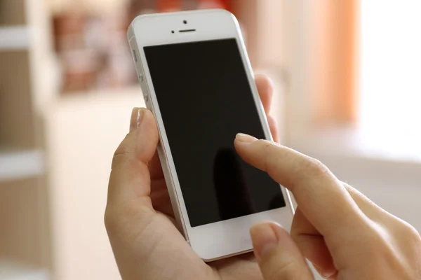 Mulher segurando smartphone — Fotografia de Stock