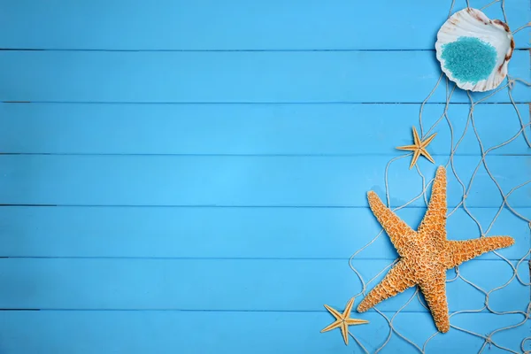 Étoile de mer et coquille sur fond bleu en bois, espace de copie — Photo