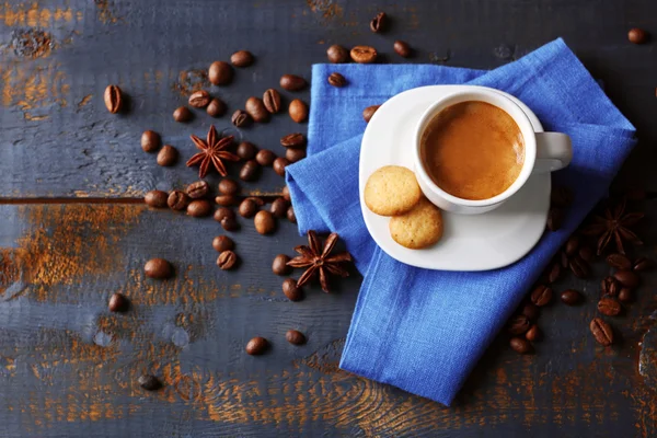 Secangkir kopi dengan rempah-rempah di atas meja kayu latar — Stok Foto