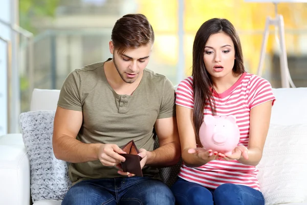 Happy couple counting money — Stock Photo, Image