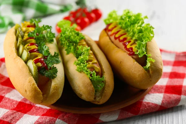 Delicious kırmızı kareli pamuk peçeteye hot-dogs, yakın çekim — Stok fotoğraf