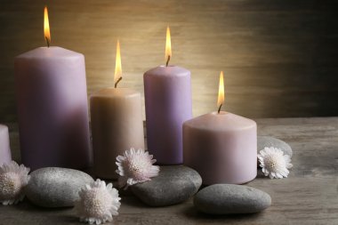 Mumlar, çakıl ve çiçekler ile ahşap arka plan ayarla spa yakın çekim