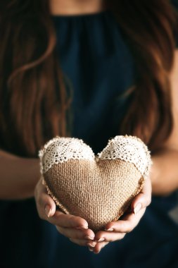 kadın elinde kalp