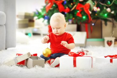 bebek hediye kutuları ve Noel ağacı ile