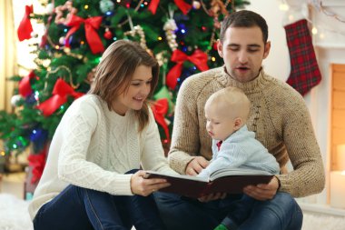 Noel aile portresi evde tatil salonunda.