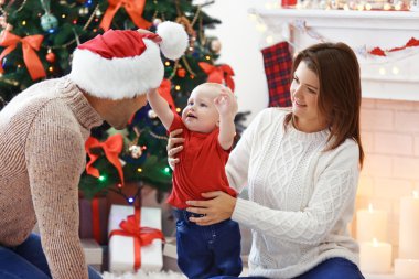 Noel aile portresi evde tatil salonunda.