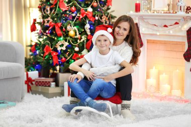 Anne ile oğlu Noel ağacı yakınındaki