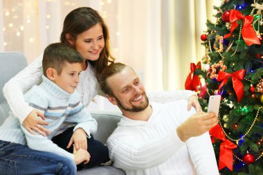 Mutlu aile ev tatil oturma odasında fotoğraf yapma