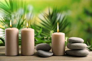 Spa kompozisyon mumlar, taşlar ve bulanık arka plan bambu