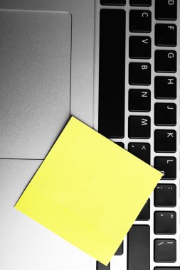 laptop klavye üzerinde yapışkanlı kağıt