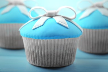 Renk ahşap arka plan üzerinde yay ile lezzetli kek