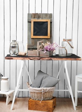 Tuğla duvar arka plan üzerinde rustik tarzda tasarımcı için modern çalışma alanı