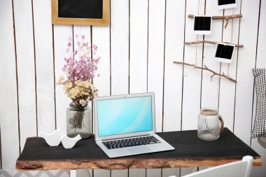 Modern iş yeri için tasarımcı tuğla duvar arka plan üzerinde