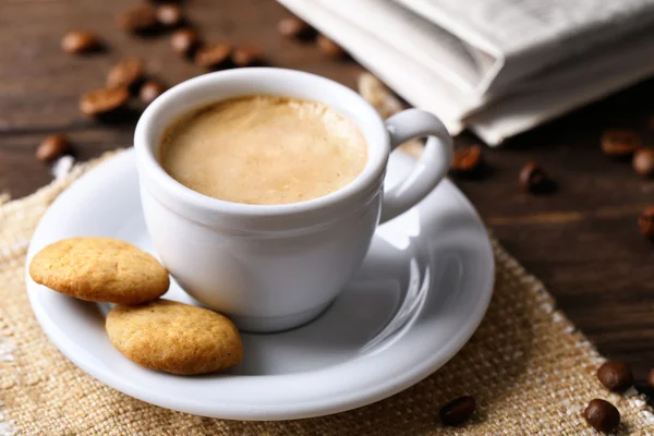 Tasse Kaffee, Kekse und Zeitung auf Holztischhintergrund — Stockfoto