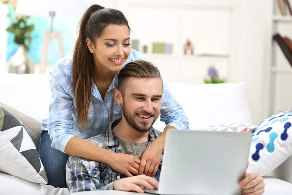 Couple travaillant avec un ordinateur portable à la table — Photo