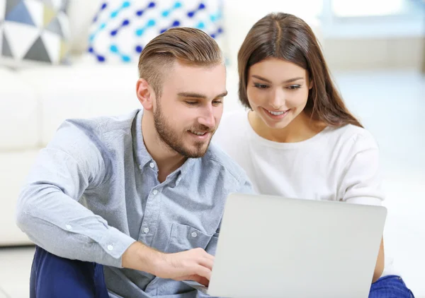 Casal feliz trabalhando no laptop — Fotografia de Stock