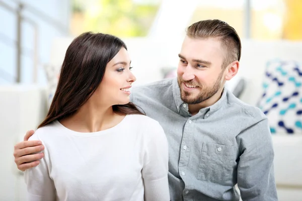 Pareja feliz trabajando en portátil —  Fotos de Stock