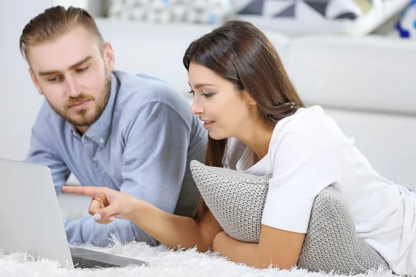 Gelukkige paar die op laptop werkt — Stockfoto