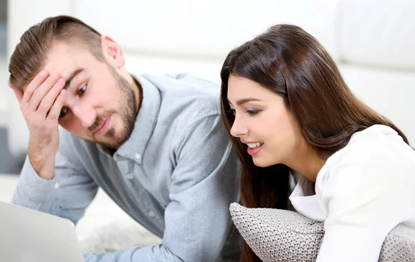 Pareja feliz trabajando en portátil — Foto de Stock