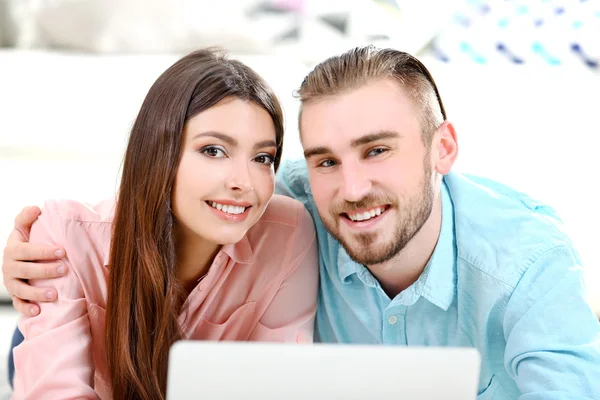 Счастливая пара работает на ноутбуке — стоковое фото