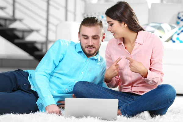 Casal feliz trabalhando no laptop — Fotografia de Stock