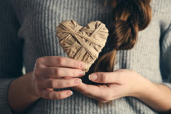 Corazones artesanales en manos femeninas — Foto de Stock