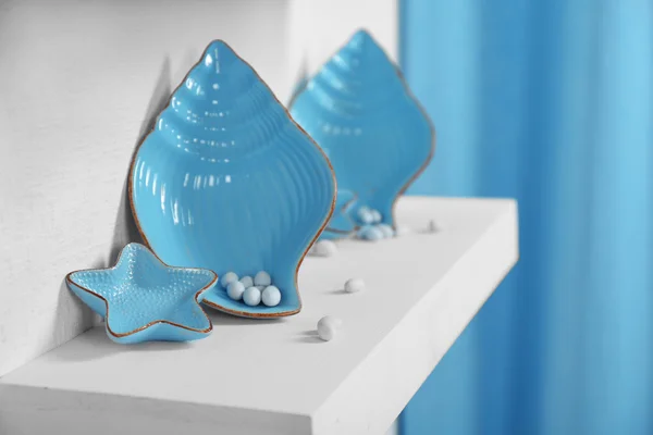 Bir raf closeup sweets ile mavi çanak — Stok fotoğraf