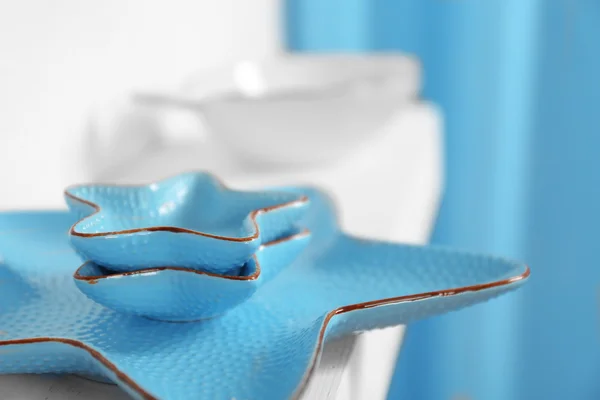 Novo prato azul em uma prateleira closeup — Fotografia de Stock