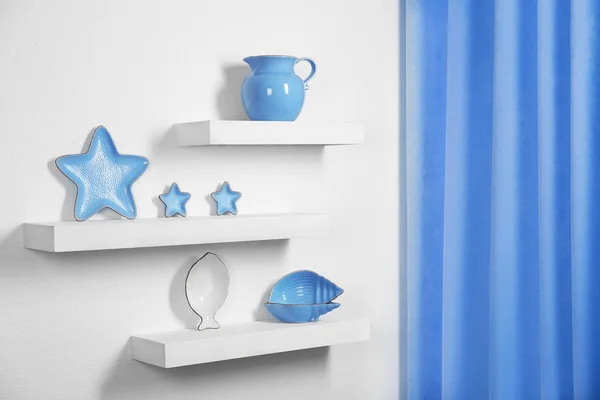 Novo prato azul em umas prateleiras no quarto — Fotografia de Stock