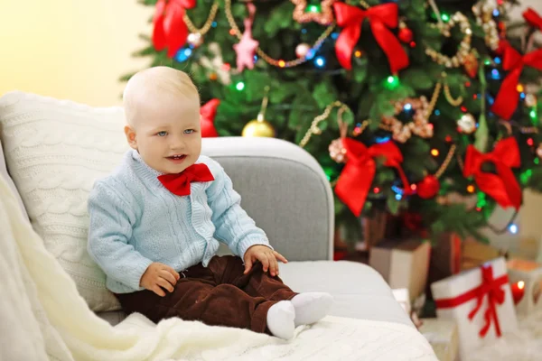 圣诞树上背景上有趣的婴儿 — 图库照片