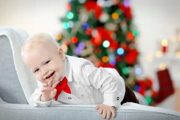 배경에서 크리스마스 나무에 재미 있는 아기 — 스톡 사진