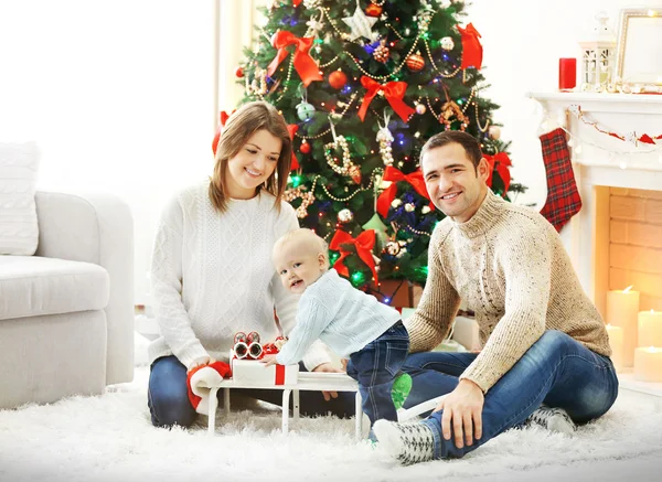 Portrait de famille de Noël à la maison salon de vacances — Photo