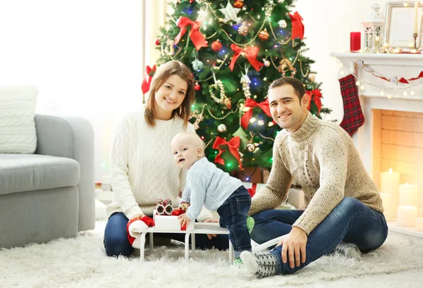 Kerst familieportret in huis vakantie woonkamer — Stockfoto