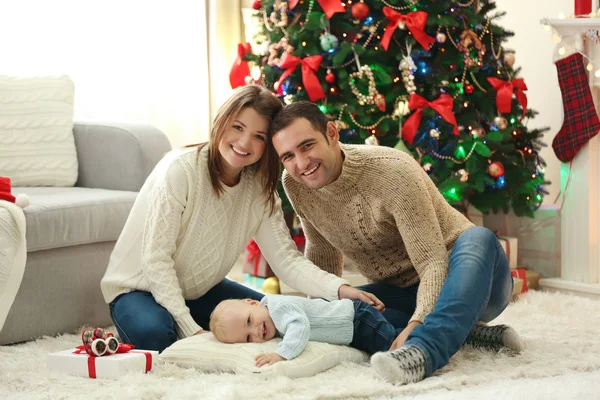 Retrato familiar de Navidad en casa sala de estar de vacaciones —  Fotos de Stock