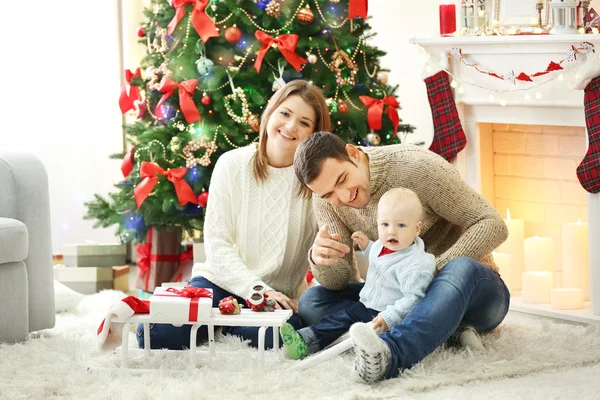 Retrato familiar de Navidad en casa sala de estar de vacaciones —  Fotos de Stock