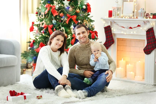 Kerst familieportret in huis vakantie woonkamer — Stockfoto