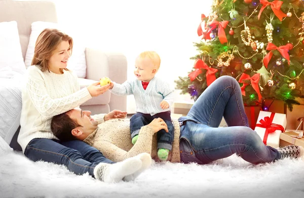 Retrato familiar de Navidad en casa sala de estar de vacaciones —  Fotos de Stock