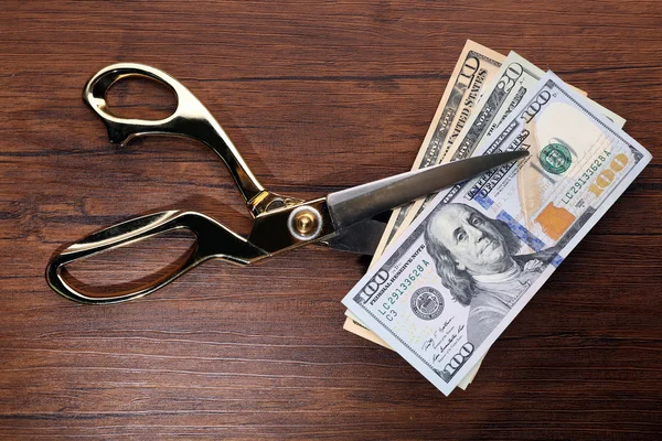 Tijeras cortar dinero — Foto de Stock