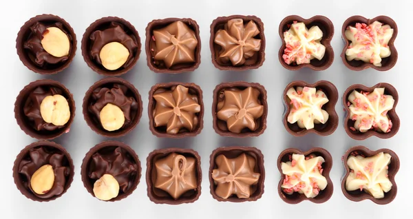 Bonbons au chocolat isolés sur blanc — Photo