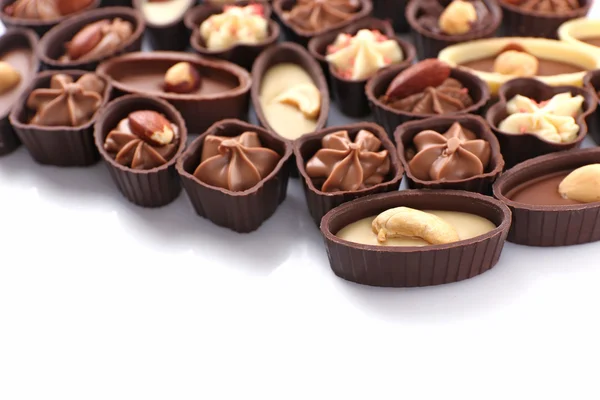 白で隔離されるチョコレートのお菓子 — ストック写真