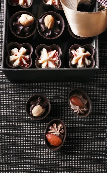 Dulces de chocolate sobre fondo de tela — Foto de Stock